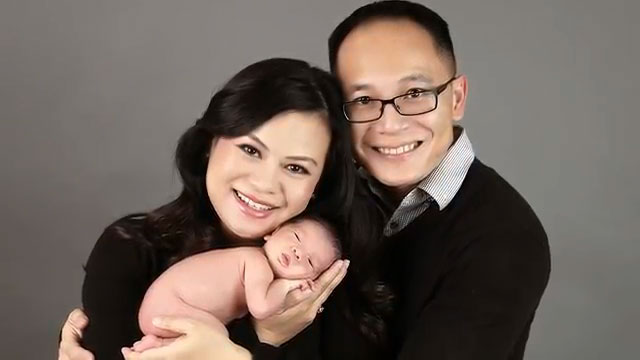 کلیپ عکاسی تخصصی از نوزاد همراه والدین