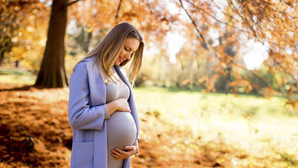 ایده عکس بارداری در پاییز