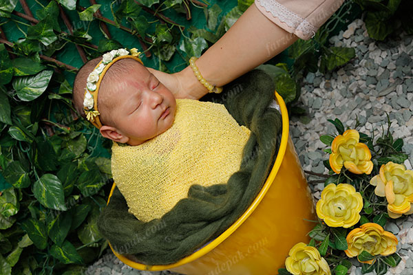 عکاسی نوزاد با تم رنگ زرد