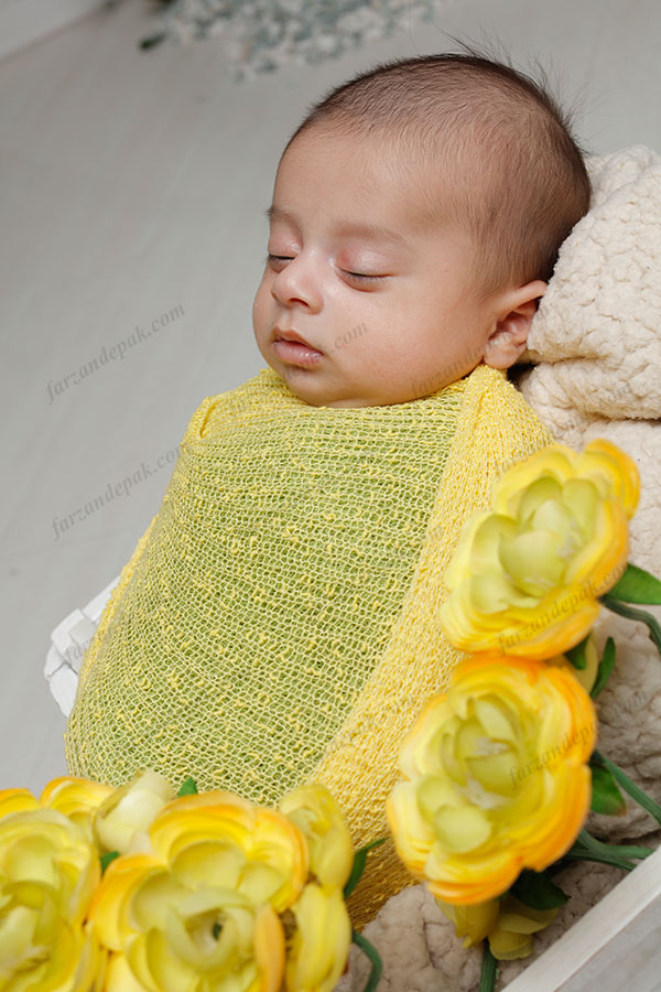 عکاسی نوزاد با تم رنگ زرد